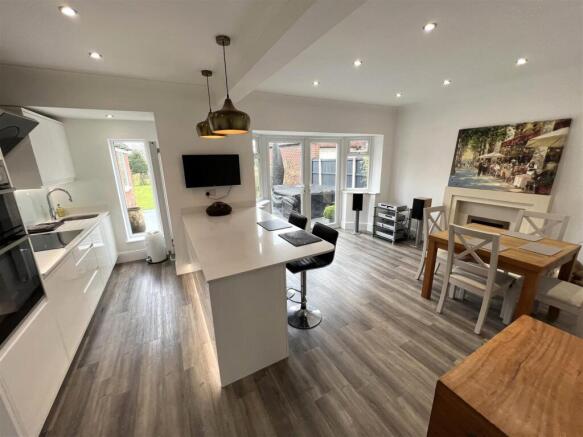 LARGE LIVING KITCHEN