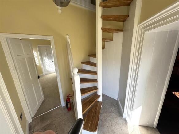 SPACIOUS ENTRANCE HALL