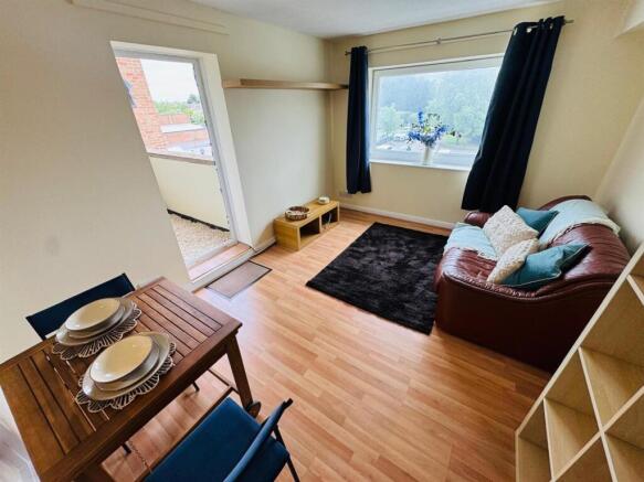LOUNGE/DINING ROOM