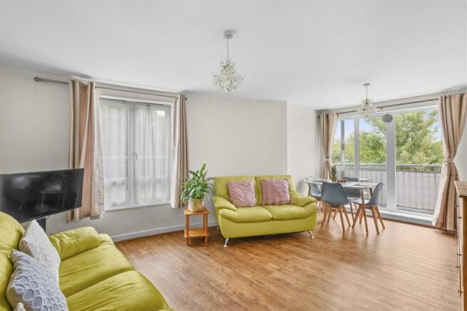 46 Windrush Drive, HP13 7TR-3.jpg