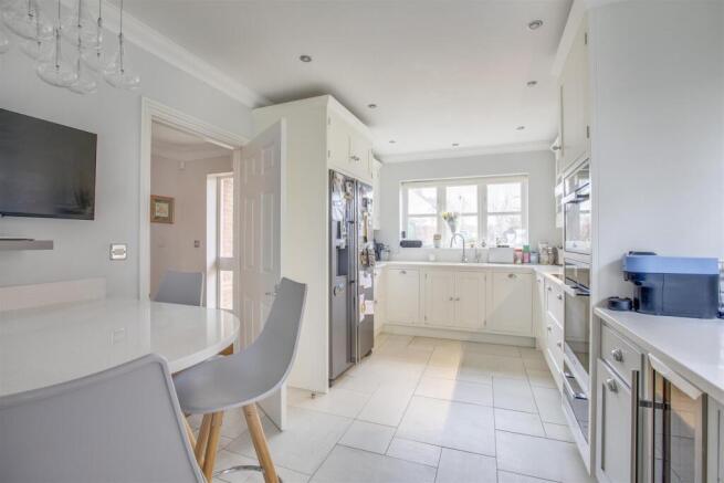 2 Hollybrook Way, HP13 7GW-10.jpg