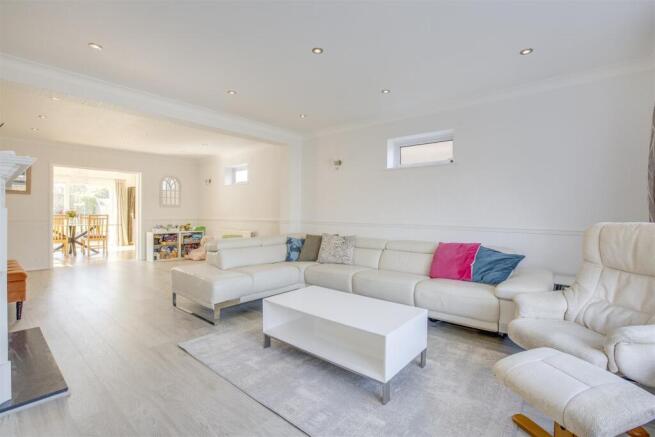 5 Sunningdale Close, HP12 4EN-6.jpg