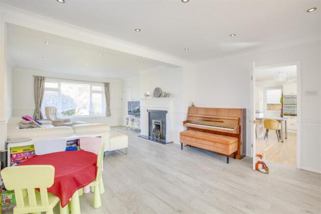 5 Sunningdale Close, HP12 4EN-8.jpg