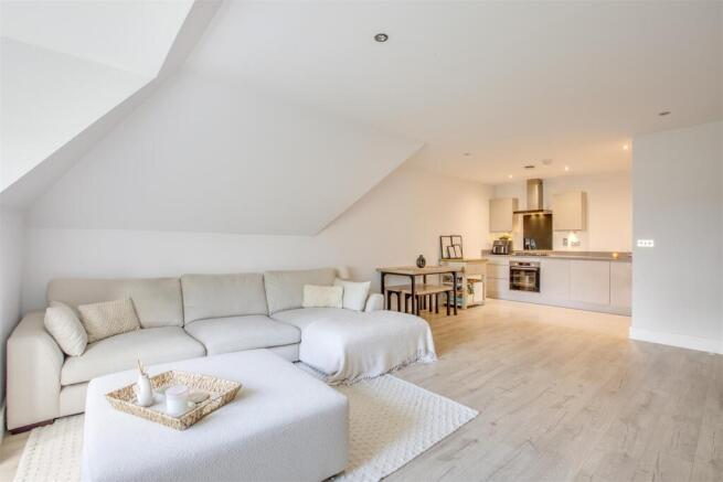 8 The Pines, Amersham Road, HP13 6PN-10.jpg