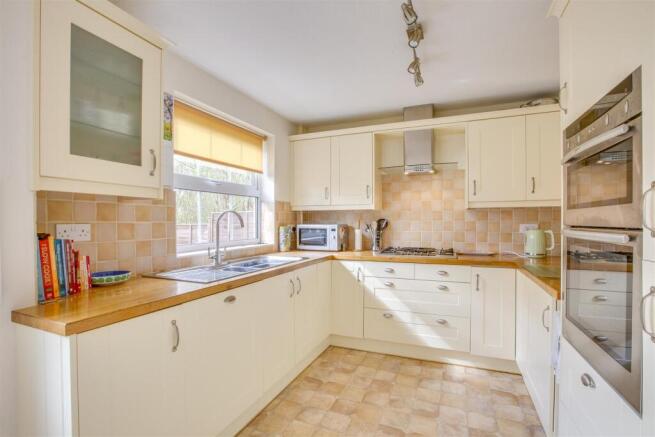 49 Sunnycroft, HP13 5UR-14.jpg