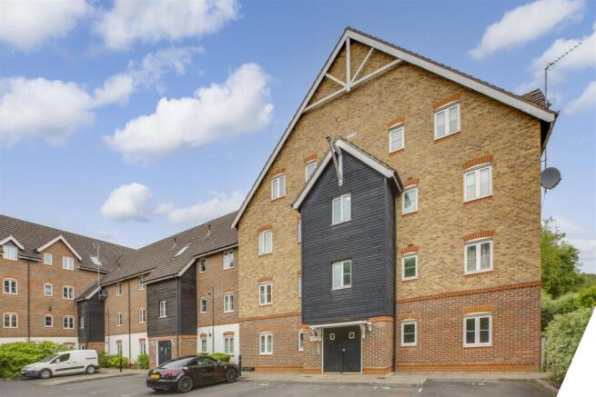 9 Wye Gardens, Fryers Lane, HP12 3DU-14.jpg