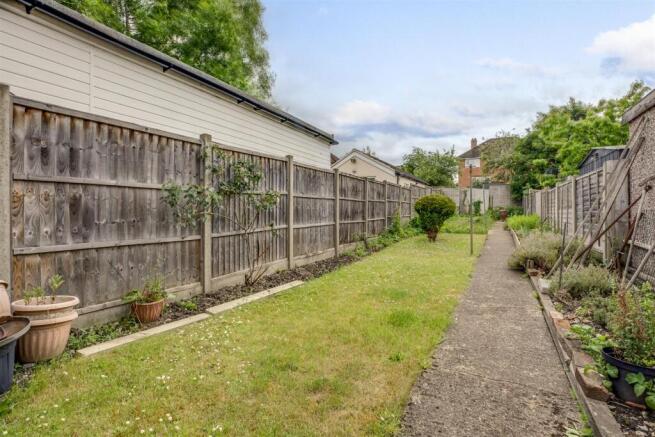 5 Kitchener Road, HP11 2SH-12.jpg