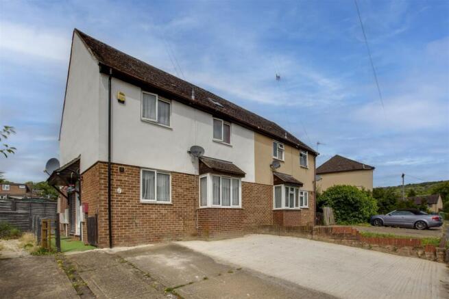 8 Buckingham Close, HP13 7YD-7.jpg