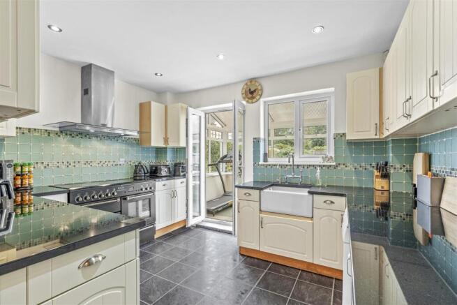 3 Manor Gardens, HP13 5HD-10.jpg