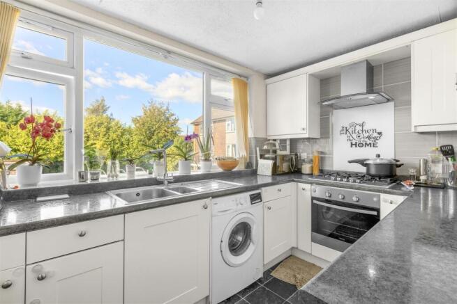 Flat 14, Clifton Court Marlow Road, HP11 1TE-9.jpg