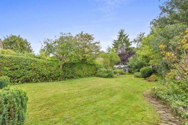 10 Beaconsfield Avenue, HP13 5EN-11.jpg