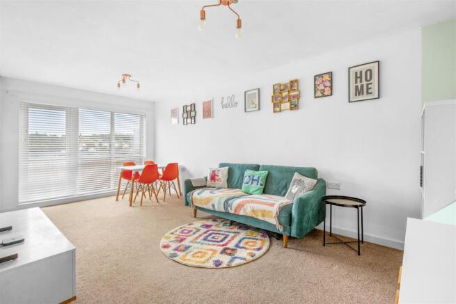 182 St. Hughs Avenue, HP13 7UH-4.jpg