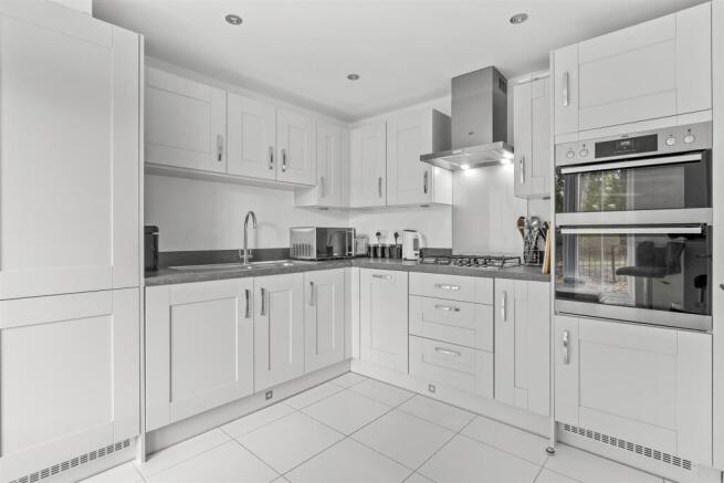 46 Trinity Circle, HP11 1FD-9.jpg