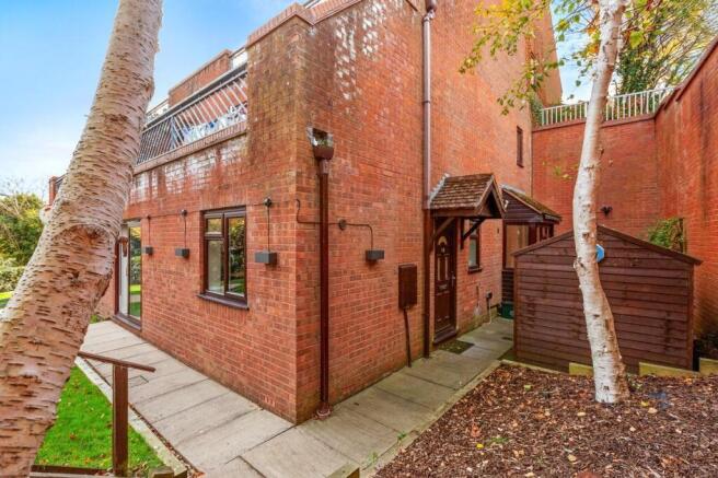 thumbnail_18 Flitcroft Lea, HP13 5LE-8.jpg