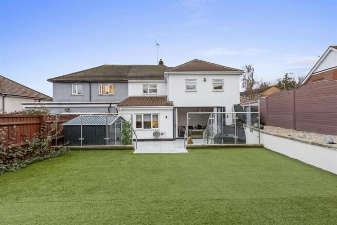 40 Rosebery Ave, HP13 7AL-4.jpg