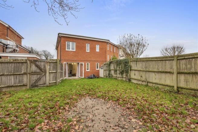 1 Terriers End, HP13 7DB-10.jpg