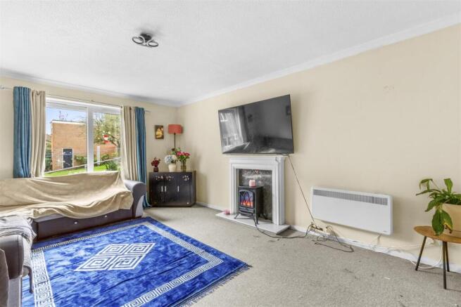 6 Castleview Gardens, HP12 3UD-4.jpg