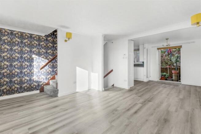 3 Gibbs Close, HP13 5YB-6.jpg