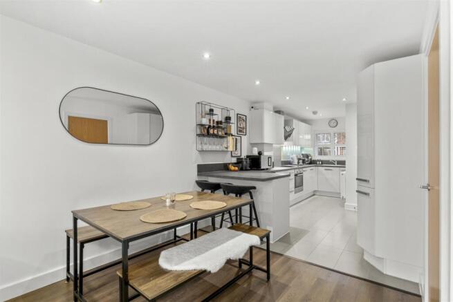 97 Chequers Ave, HP11 1GP-9.jpg