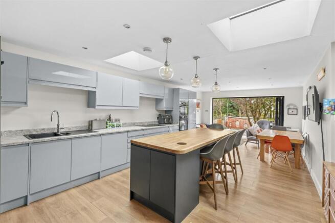 101 Cressex Rd, HP12 4PS-8.jpg