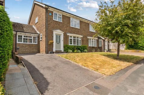 Marshwood Road, Lightwater, Surrey, GU18