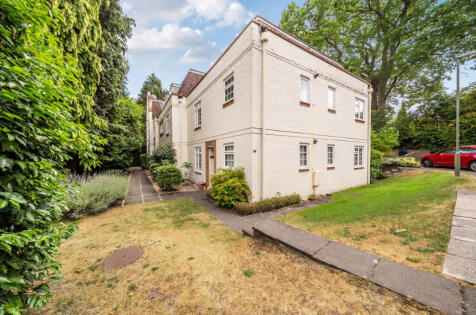 Ivy Drive, Lightwater, Surrey, GU18