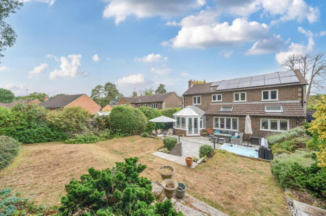 Colville Gardens, Lightwater, Surrey, GU18