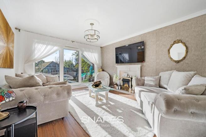 Lounge & Dining Area