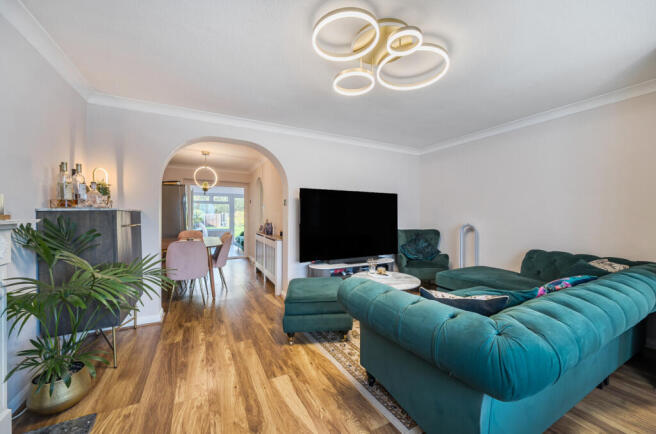 1372096-6-68fb7fc...