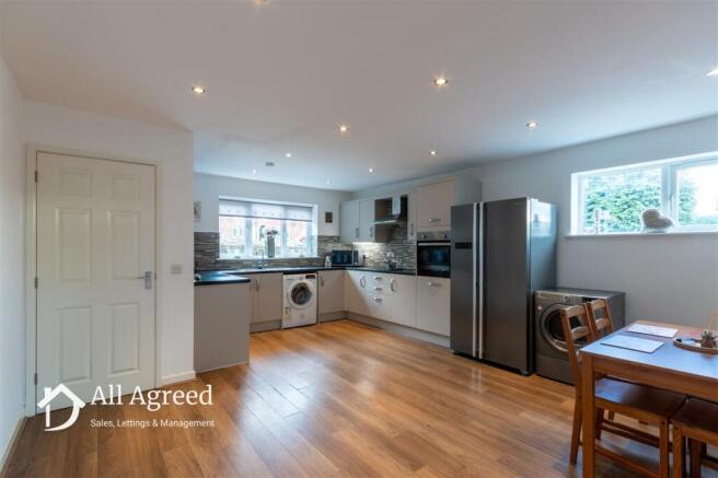 KITCHEN/DINING ROOM