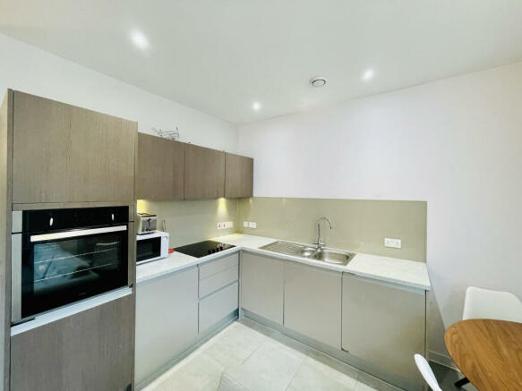 A Beautifully Presented & Furnished Apartment Wit