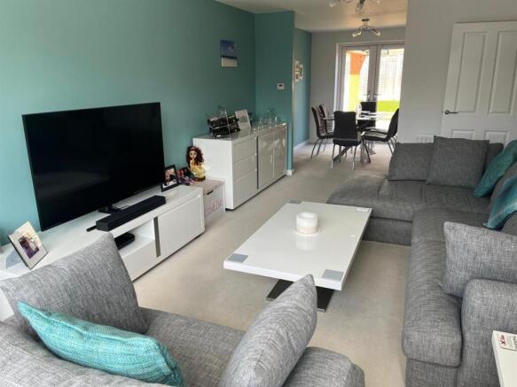 LOUNGE/DINING ROOM
