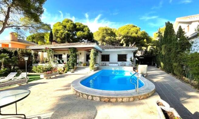 campoamor villa close to beach