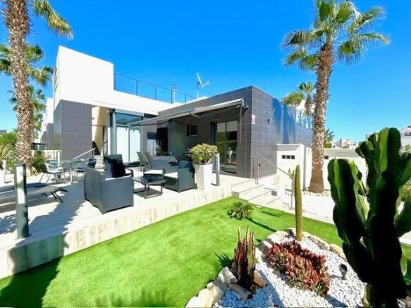 La Fuente Modern Villa with communal pool