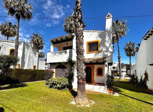 Villamartin 3 bed villa with communal pool close to la fuente CC