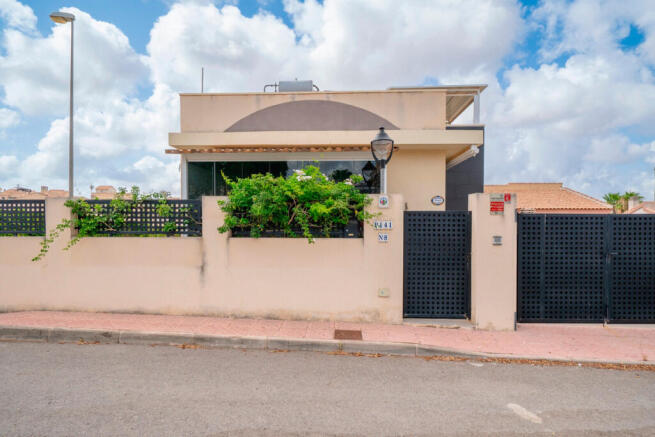 Ciudad Quesada Renovated Villa with communal swimming pool