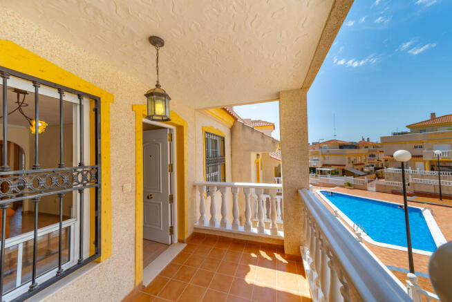 Guardamar del Segura top floor apartment with solarium and pool views 