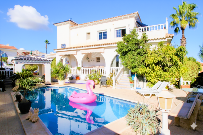 Villamartin spacious 6 bed villa with pool