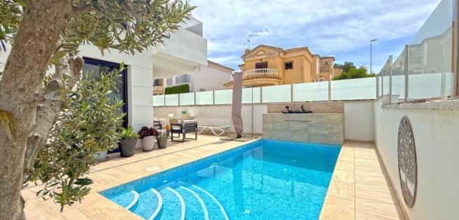 Villamartin 3 bed detached with private pool
