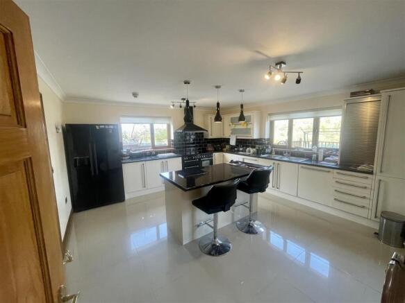 KITCHEN / DINING ROOM