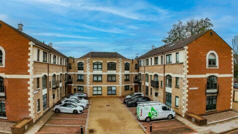 Windsor Court, Corner Hall, HP3