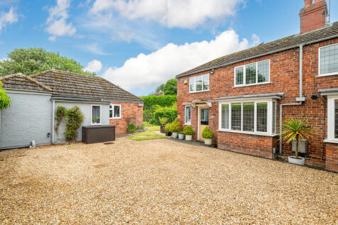 Stables Cottage, 5 High Street, Saxilby, Lincoln, Lincolnshire, LN1 2LN