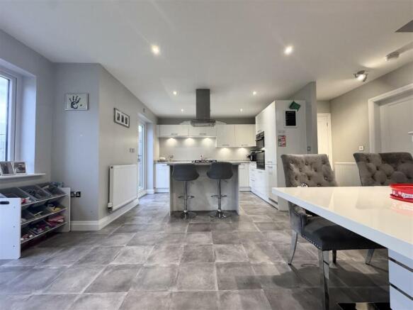 Open plan kitchen / dining