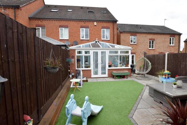 ENCLOSED REAR GARDEN