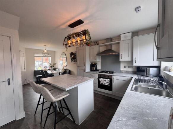 Open plan kitchen & dining