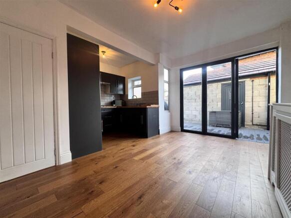 Open plan kitchen & dining