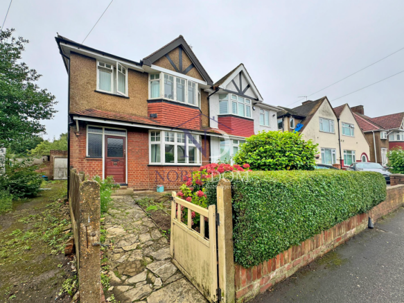 3 Bedroom semi-detached house in Hounslow TW3