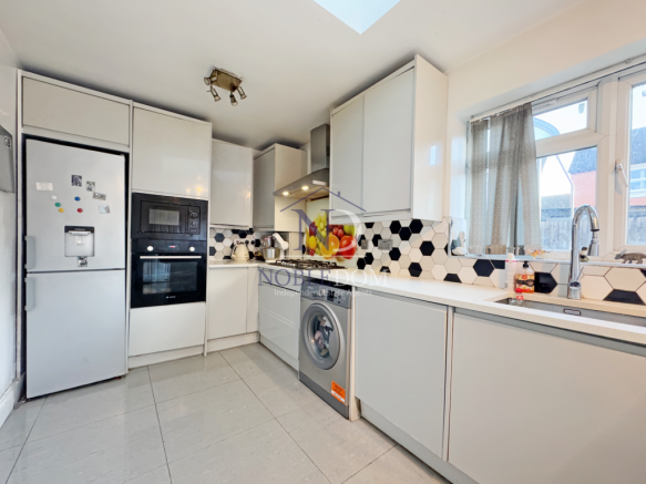3 BEDROOM 2 BATHROOM TERRACE HOUSE IN FELTHAM