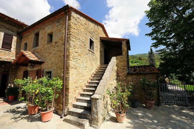 4 bedroom country house for sale in Tuscany Arezzo Cortona Italy