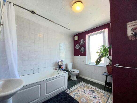 67 Clifton St Bathroom.jpg